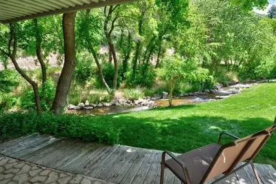 Image de Beautiful Remodeled 5 Bedroom 3000 sq ft Cabin in the Iconic Vivian Park Area
