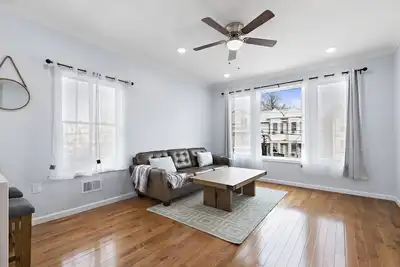 Image de Massive 4-bedroom, 3-bathroom apartment with shared yard & bonus garage parking