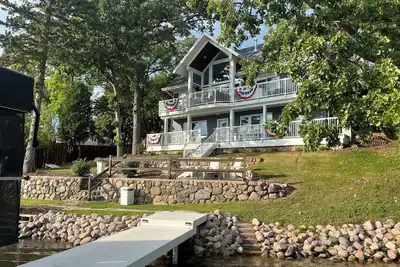 Image de Newly remodeled Lauderdale Lakes waterfront home-hot tub, sauna, pickleball!