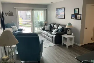 Image de Newly remodeled 2 bedroom condo with lake and river views.