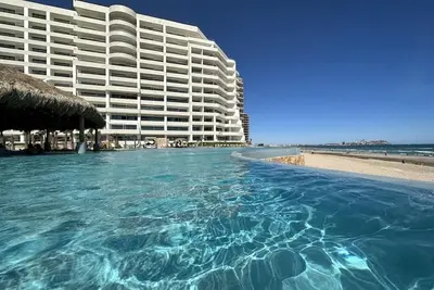 Image de Amazing brand new 2bd/2Bath Penthouse Condo overlooking the beach.