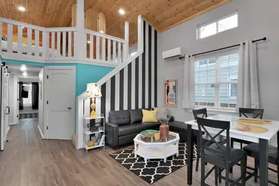 Image de Cheerful Art Lovers Cottage Full Of Southern Charm