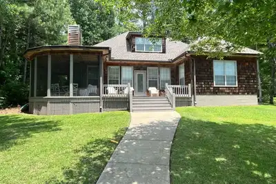 Image de Heron’s Hideaway- Charming cedar home on Lake Martin with flat lot and dock