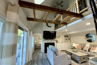 Image de Gorgeous Lakefront Home Prime Location! Private Dock, Bar, Boat Slip, Sleeps 10