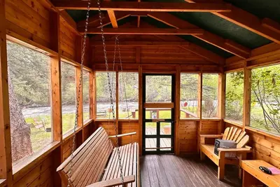 Image de Gorgeous Riverfront Location