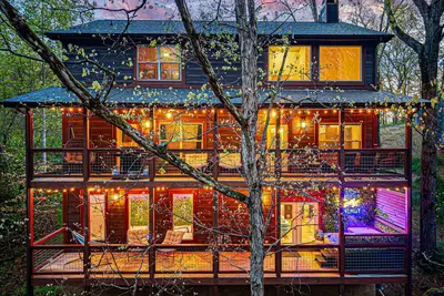 Image de Heated Pool, Arcades, Hot Tub, Sauna, Dolly Vibes