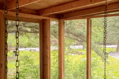 Image de Riverside Knotty Pine Cabin