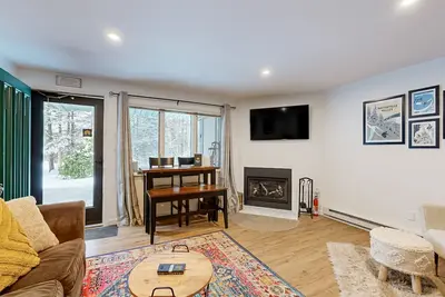 Image de Cozy condo near town square & slopes w/ gas fireplace, pool/deck-Dog Friendly