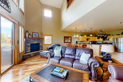 Image de Outdoor lover's retreat with fireplace, scenic deck, grill, & W/D - near skiing