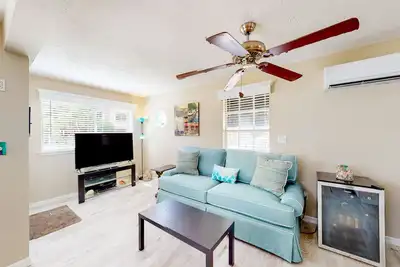 Adorable cottage near the beach with fast WiFi, full kitchen, & shared yard