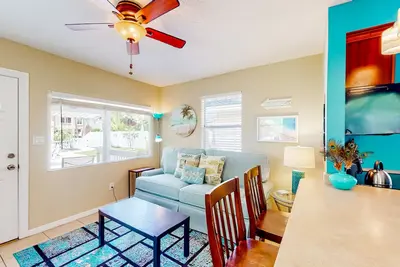 Cute cottage near the beach with grill, enclosed yard, fast WiFi, W/D, deck & Ac