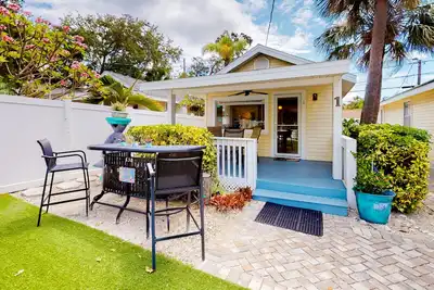 Charming, single-level cottage with a kitchen, enclosed yard, & fast WiFi