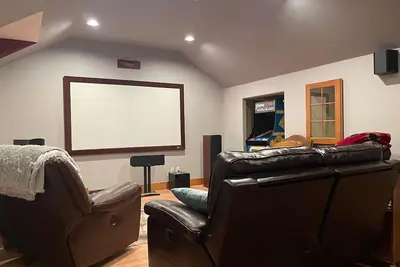 Image de Gorge Getaway! . . . Custom Home w/ Heated Pool/Hot tub/Sauna/Theatre room