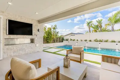 Image de Luxe home near the beach with a pool, grill, office, gourmet kitchen, W\/D, & Ac