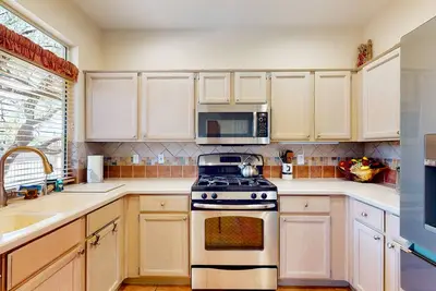 Image de Dog-friendly home with pool, hot tub, tennis, gym, patio, on-site restaurant, Ac