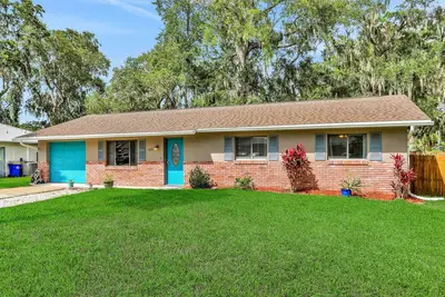 Image de Tropical oasis with a large yard, deck, full kitchen, washer\/dryer, & central Ac