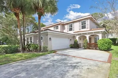 Luxury townhome with heated pool in the heart of all Jupiter has to offer