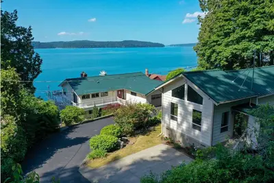 Image de Beautiful Beach House and additional beach cabin with Olympic Mountain view