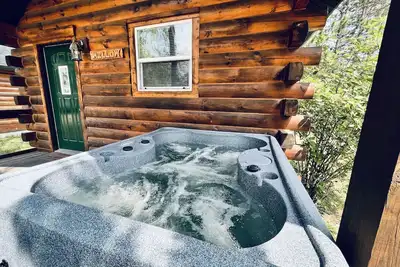 Image de Recently renovated Log cabin with Hot tub! ! !