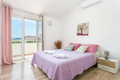 Image de Appartement de trois chambres avec la terrasse et la vue sur le mer Kastel Stafilic, Kastela (A-20843-a)