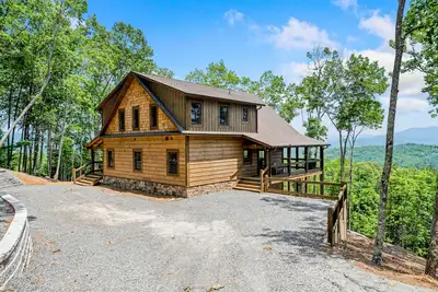 Image de Dog-friendly, mountain-view cabin with hot tub, fireplaces, firepit, game room