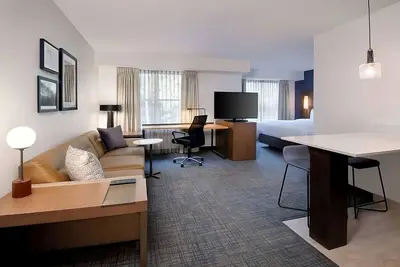 Image de Comfort and Convenience! Spacious Suite with Kitchen, Free Grab & Go Breakfast!