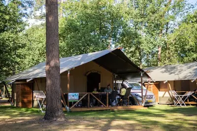 Image de Glamping sur un site avec de nombreux équipements