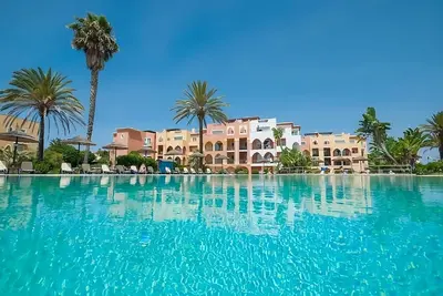 Image de Relax and Unwind! Spacious 2br with Full Kitchen, Swimming Pool, Free Parking!