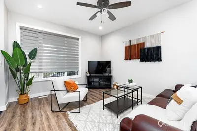 Image de Central. New Duplex. Sleeps 6. 3 bed/2 bath.