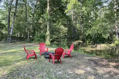 Image de Waterfront. Cozy Cabin on the water- in a quiet tributary of Caddo Lake!
