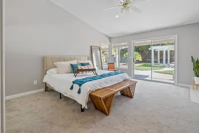 Image de Stylish & Bright ~ Huge Backyard ~ King Beds ~ Pkg