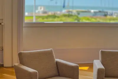 Image de Grande demeure avec vue imprenable sur la mer et la plage
