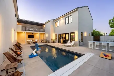Image de The Haven -two kitchens, pool, large garage, minutes from the dunes.