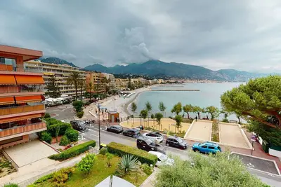 Image de Studio spacieux avec terrasse face mer et coin nuit, proche plages et commerces, à 10 min de Monaco