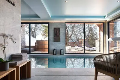 Image de Grand chalet avec piscine intérieure, spa et salle de jeux