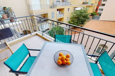 Image de Charmant 2p Climatisé en Centre-Ville avec Terrasse et Parking Privé