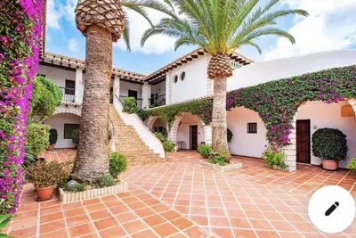 Sunny ground floor apartment close to La Fustera beach.