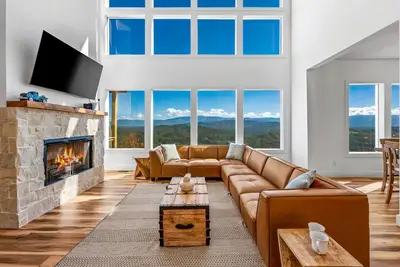 Image de Elegant Cabin | Indoor Pool, Dog-Friendly