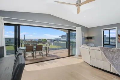 Image de 42 Songlark Street Luxury newly built home