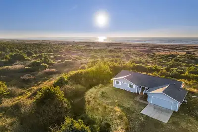 Image de Ocean Front. Clamming. Game Room. Large Deck.