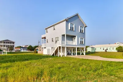 Image de Seavista- Beautiful Home in Kure Beach! 3 Minute Walk to the Beach!
