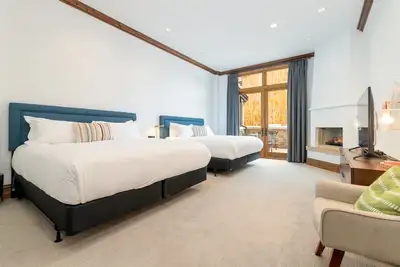Image de Arrabelle Room by InvitedHome | Hike, Bike, Pool, Hot Tub, Two King Beds