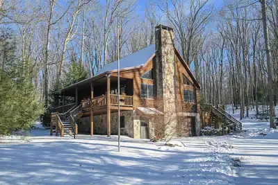 Image de New! Howie's Landing: Dogs Welcome, Lake Area, Hot Tub!
