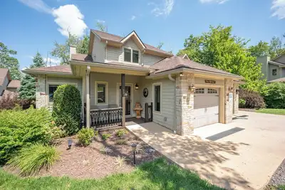 Image de New! Beary Relaxing: Lake Area, Hot Tub, Gas Fireplace!