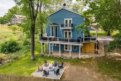 Image de New! Blue Skies: Lake Area, Gas Fireplace, Hot Tub!