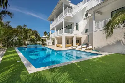 Image de Experience Luxury! Pool, Rooftop Deck, and Near Beach! - The Colony