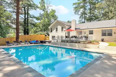 Image de Spacious Modern 5 Bdrm, 3 Bath, w/AirHockey, Foosball Table, HotTub &Summer:Pool