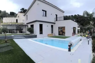 Image de Maison moderne 140m2 avec piscine securisee, cuisine d ete, climatisation