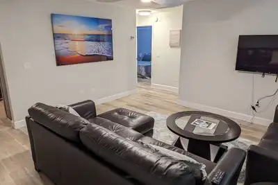 Image de Quiet 2 bedroom duplex apartment in historic neighborhood, near City and Beach.