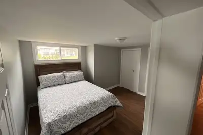 Image de Bright and fresh basement apartment, newly renovated.